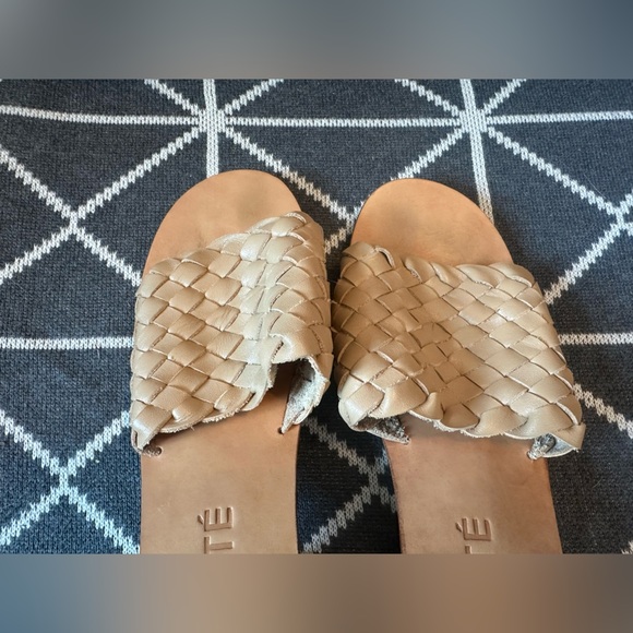 Liberté Santorini Tan Woven Leather Sandals with Basket-Weave Design size 6 - Picture 7 of 8